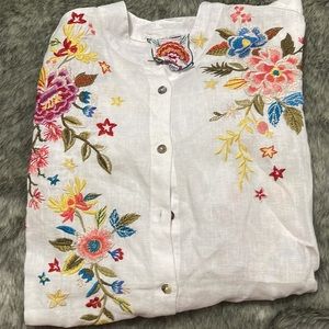 Johnny Was Size small (fits like a M/L) white embroidered long sleeve blouse